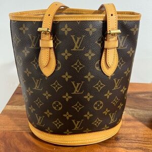 LOUIS VUITTON Monogram Petit Bucket 23